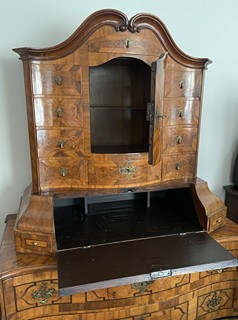 BAROKNÍ SEKRETÁŘ S INTARZIÍ A ŘEZBOU