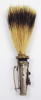 OZDOBA KLOBOUKU - GAMSBART SE STŘÍBŘENOU FIGURÁLNÍ MOSAZÍ