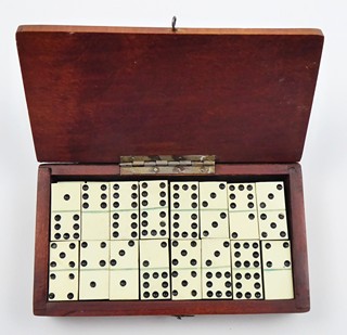 DOMINO V DŘEVĚNÉ SCHRÁNCE