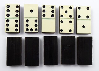 DOMINO V DŘEVĚNÉ SCHRÁNCE