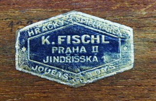 DOMINO V DŘEVĚNÉ SCHRÁNCE