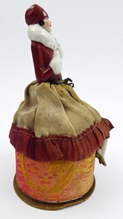 ART DECO LUXUSNÍ MALÁ BONBONIÉRA S DÁMOU V ZIMNÍM