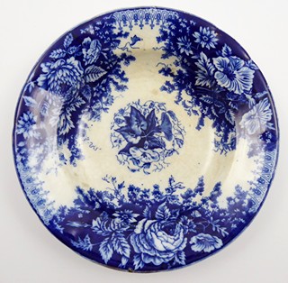 HLUBOKÝ TALÍŘ S KOBALTOVÝMI KVĚTINAMI - AUGUST NOWOTNY, ALTROHLAU