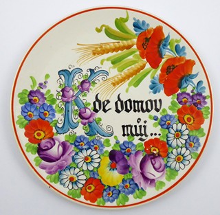 ZÁVĚSNÝ TALÍŘ "KDE DOMOV MŮJ" - KERAMO, KOŽLANY
