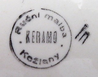 ZÁVĚSNÝ TALÍŘ "KDE DOMOV MŮJ" - KERAMO, KOŽLANY