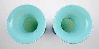 DVĚ VYŠŠÍ VÁZY Z OPÁLOVÉHO SKLA SE ZPĚVNÝM PTACTVEM