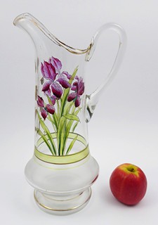 VYSOKÝ DŽBÁN S FIALOVÝMI KOSATCI A ZLACENOU KVĚTINOU