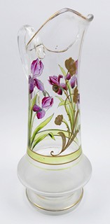 VYSOKÝ DŽBÁN S FIALOVÝMI KOSATCI A ZLACENOU KVĚTINOU