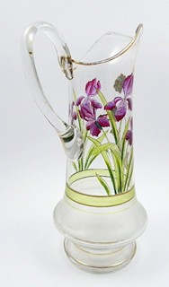 VYSOKÝ DŽBÁN S FIALOVÝMI KOSATCI A ZLACENOU KVĚTINOU