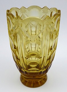 ART DECO VÁZA ZE ŽLUTĚ MEDOVĚ ZBARVENÉHO SKLA