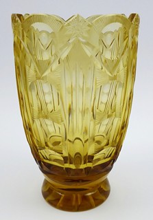 ART DECO VÁZA ZE ŽLUTĚ MEDOVĚ ZBARVENÉHO SKLA