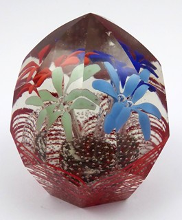 TĚŽÍTKO S RUČNĚ BROUŠENÝMI FAZETAMI, KVÍTKY A BUBLINKAMI