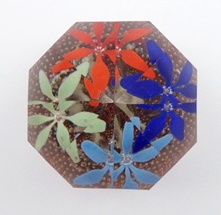 TĚŽÍTKO S RUČNĚ BROUŠENÝMI FAZETAMI, KVÍTKY A BUBLINKAMI