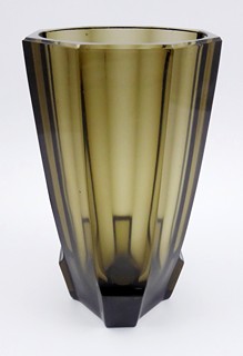 Rudolf Schrötter (1887) - VÁZA Z KOUŘOVĚ TOPAZOVÉHO SKLA - RUDOLFOVA HUŤ