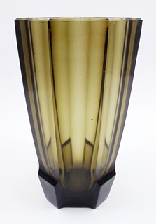 Rudolf Schrötter (1887) - VÁZA Z KOUŘOVĚ TOPAZOVÉHO SKLA - RUDOLFOVA HUŤ