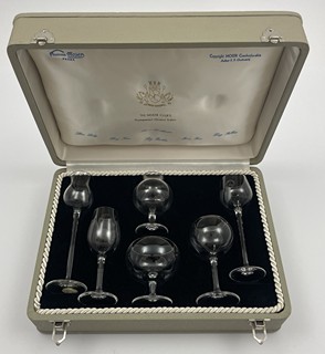 FRANTIŠEK CHOCHOLATÝ (1902-1973) - KOLEKCE 6 MINIATUR OBŘÍCH ČÍŠÍ V LUXUSNÍ KAZETĚ - MOSER