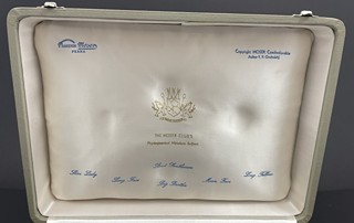 FRANTIŠEK CHOCHOLATÝ (1902-1973) - KOLEKCE 6 MINIATUR OBŘÍCH ČÍŠÍ V LUXUSNÍ KAZETĚ - MOSER