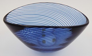 BENGT EDENFALK (1924-2016) - MISKA S MODRÝMI PRUHY - KOSTA BODA, ŠVÉDSKO