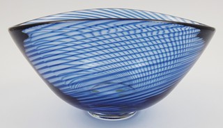 BENGT EDENFALK (1924-2016) - MISKA S MODRÝMI PRUHY - KOSTA BODA, ŠVÉDSKO