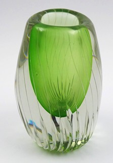 VÁZIČKA Z BEZBARVÉHO SKLA SE ZELENÝM JÁDREM