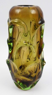 JAN BERÁNEK (NAR. 1933) - VÁZA Z TOPAZOVÉHO A ZELENÉHO SKLA - ŠKRDLOVICE