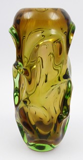 JAN BERÁNEK (NAR. 1933) - VÁZA Z TOPAZOVÉHO A ZELENÉHO SKLA - ŠKRDLOVICE