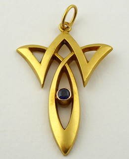 ZLATÝ SECESNÍ PŘÍVĚSEK S PŘÍRODNÍM MODRÝM SAFÍREM