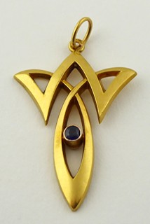 ZLATÝ SECESNÍ PŘÍVĚSEK S PŘÍRODNÍM MODRÝM SAFÍREM