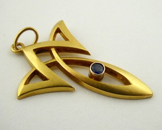 ZLATÝ SECESNÍ PŘÍVĚSEK S PŘÍRODNÍM MODRÝM SAFÍREM