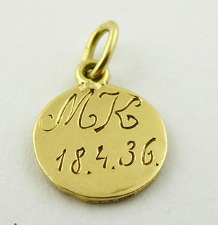 ZLATÝ PŘÍVĚSEK S RELIÉFNÍM ANDÍLKEM PODLE RAFFAELA SANTI