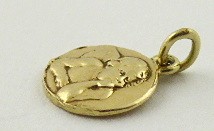 ZLATÝ PŘÍVĚSEK S RELIÉFNÍM ANDÍLKEM PODLE RAFFAELA SANTI