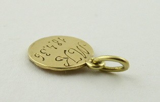 ZLATÝ PŘÍVĚSEK S RELIÉFNÍM ANDÍLKEM PODLE RAFFAELA SANTI