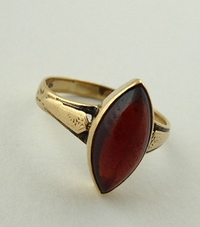 ZLATÝ PRSTEN S PŘÍRODNÍM ALMANDINEM - FRANTIŠEK VOMÁČKA, PRAHA