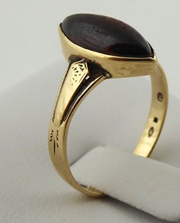 ZLATÝ PRSTEN S PŘÍRODNÍM ALMANDINEM - FRANTIŠEK VOMÁČKA, PRAHA