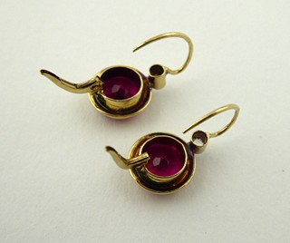 ZLATÉ NÁUŠNICE S RUBÍNY A LEUKOSAFÍRY