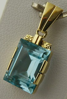 ZLATÝ PŘÍVĚSEK SE SYNTETICKÝM SPINELEM