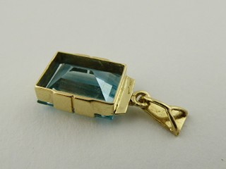 ZLATÝ PŘÍVĚSEK SE SYNTETICKÝM SPINELEM