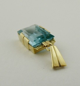 ZLATÝ PŘÍVĚSEK SE SYNTETICKÝM SPINELEM