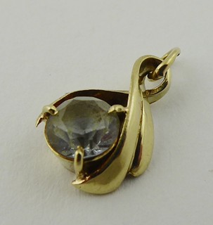 ZLATÝ MALÝ PŘÍVĚSEK SE ZIRKONEM - SAFINA, PRAHA