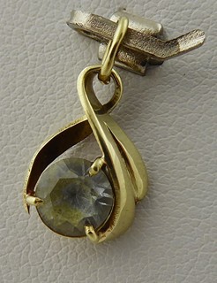 ZLATÝ MALÝ PŘÍVĚSEK SE ZIRKONEM - SAFINA, PRAHA