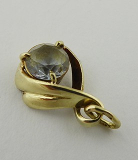 ZLATÝ MALÝ PŘÍVĚSEK SE ZIRKONEM - SAFINA, PRAHA