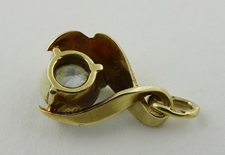 ZLATÝ MALÝ PŘÍVĚSEK SE ZIRKONEM - SAFINA, PRAHA