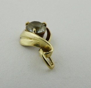 ZLATÝ MALÝ PŘÍVĚSEK SE ZIRKONEM - SAFINA, PRAHA