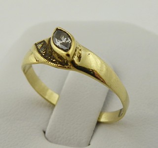 ZLATÝ PRSTEN SE SYNTETICKÝM ZIRKONEM