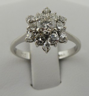 PRSTEN Z OSMNÁCTIKARÁTOVÉHO ZLATA S 13 PŘÍRODNÍMI DIAMANTY