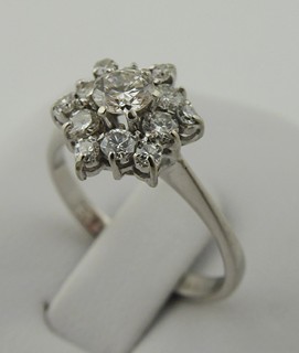 PRSTEN Z OSMNÁCTIKARÁTOVÉHO ZLATA S 13 PŘÍRODNÍMI DIAMANTY