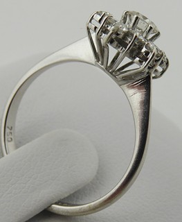 PRSTEN Z OSMNÁCTIKARÁTOVÉHO ZLATA S 13 PŘÍRODNÍMI DIAMANTY