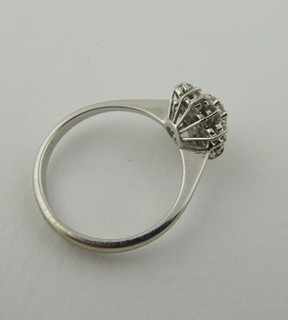 PRSTEN Z OSMNÁCTIKARÁTOVÉHO ZLATA S 13 PŘÍRODNÍMI DIAMANTY