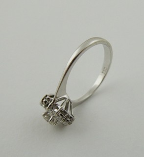 PRSTEN Z OSMNÁCTIKARÁTOVÉHO ZLATA S 13 PŘÍRODNÍMI DIAMANTY