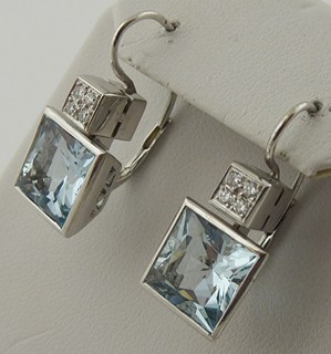 ATRAKTIVNÍ NÁUŠNICE S VELKÝMI PŘÍRODNÍMI AKVAMARÍNY A DIAMANTY